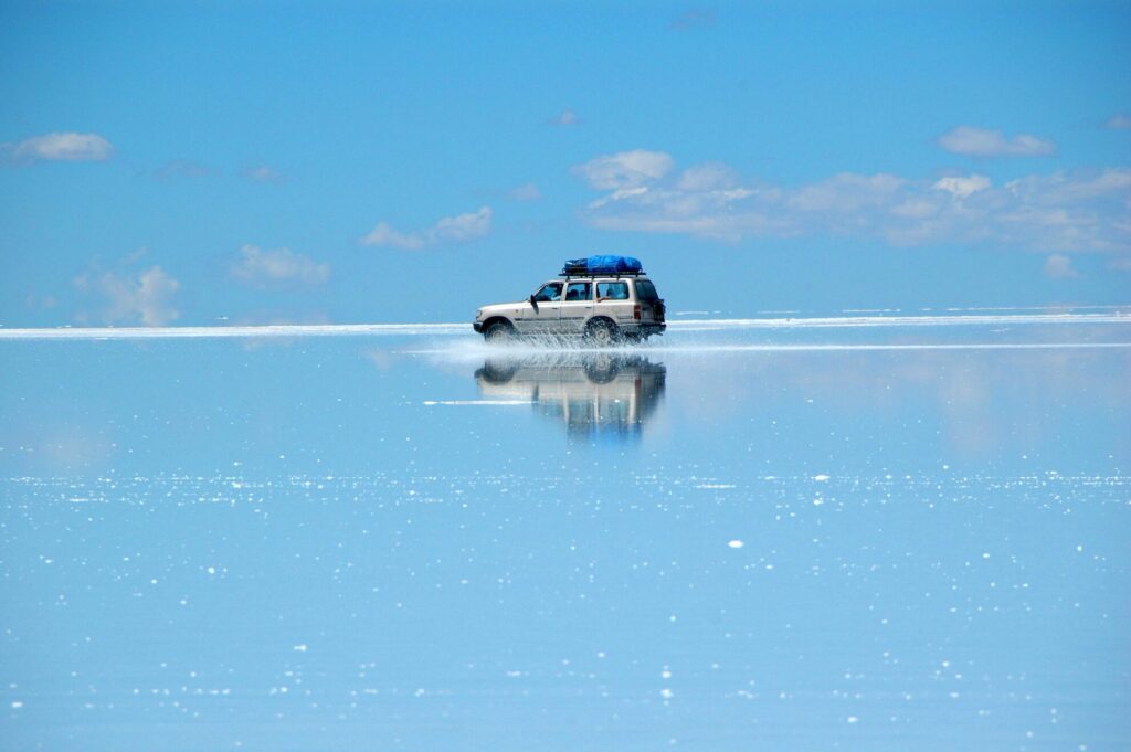 Bolivia. Salar de Uyuni. Jeep i saltsletten i regnperioden. Foto