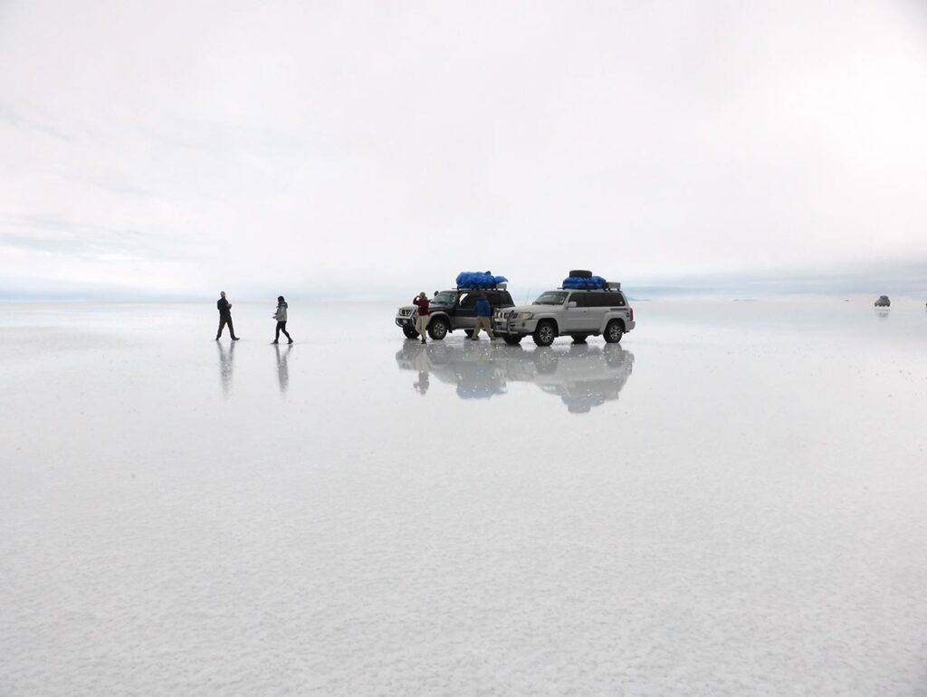 Bolvia. Salar de Uyuni. Jeeps på saltsletten. Foto