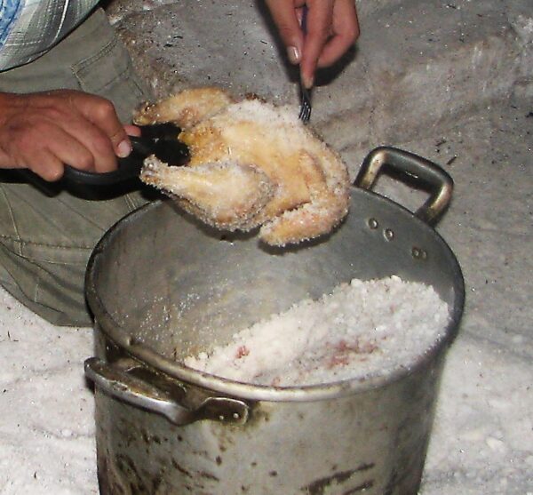 Bolivia. Uyuni. Mat. Kylling i salt. Foto