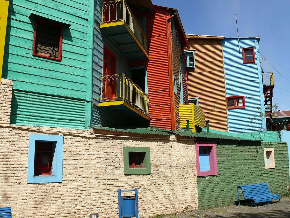 Argentina. Busnos Aires. La Boca. Fargerike hus i El Caminito. Foto