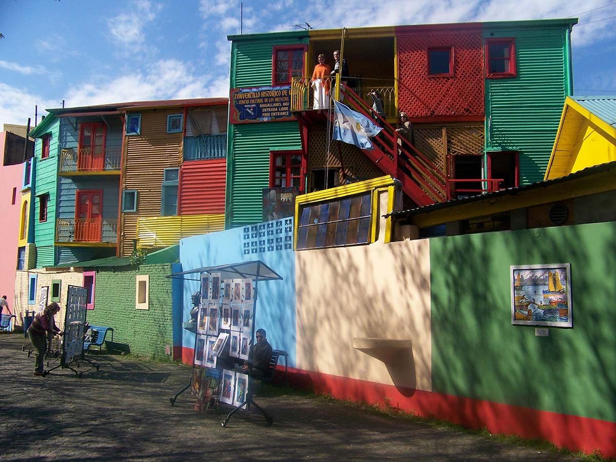 Argentina. Busnos Aires. La Boca. Fargerike hus i El Caminito. Foto