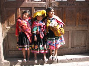 Peru. Cusco. Barn i tradisjonelle klær. Foto