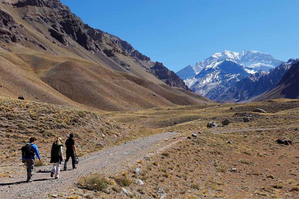 Argentina. Mendoza. Fottur i fjelterreng med utsikt til Aconcagua-fjellet. Foto