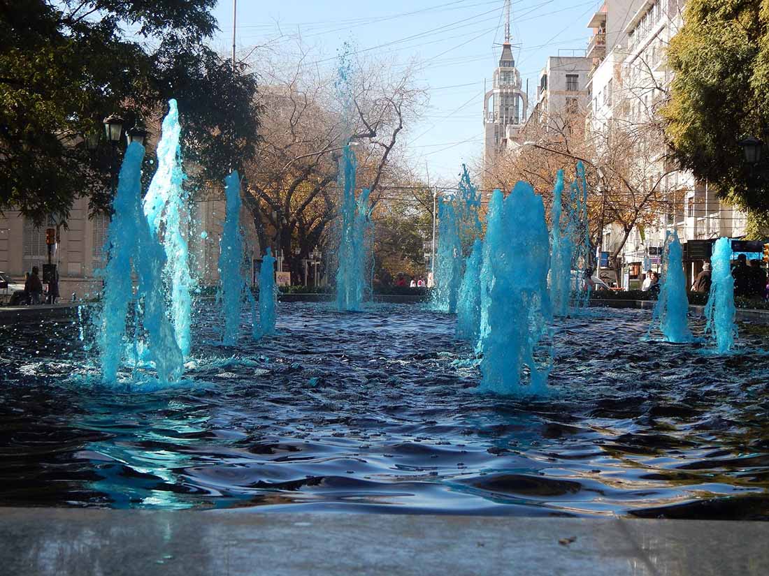 Argentina. Mendoza. Blå fontener i sentrum. Foto