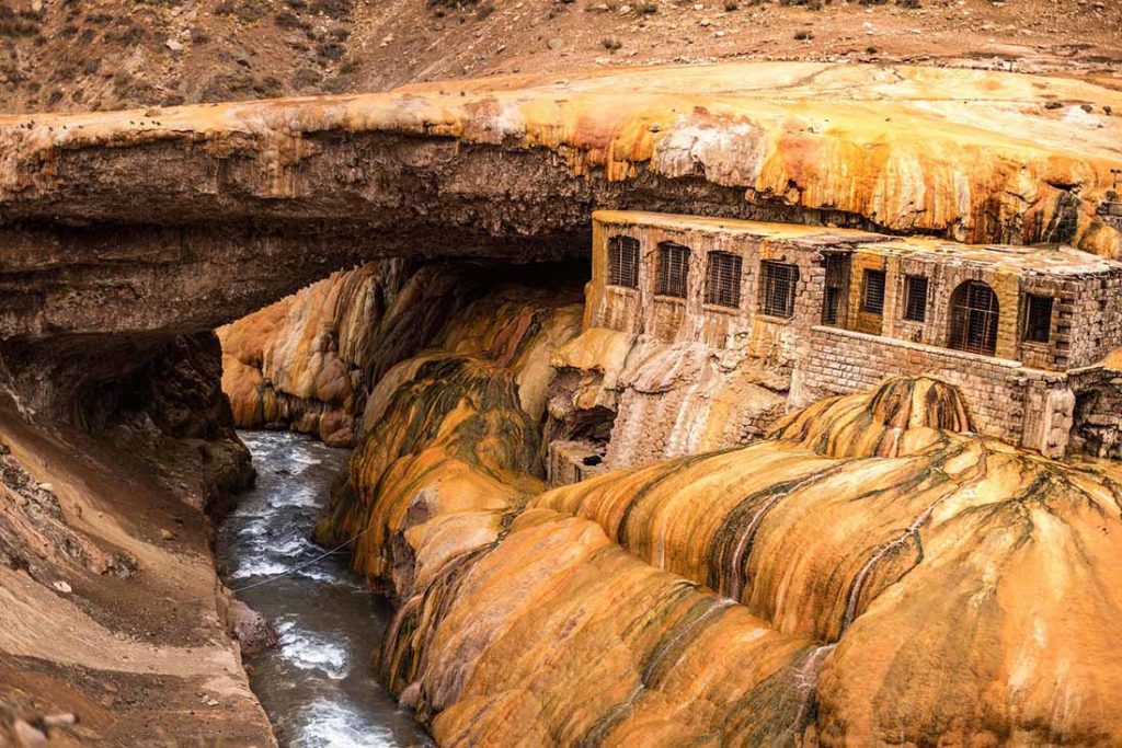 Argentina. Mendoza. Inka-broen utenfor Aconcagua provinsiale perken. Foto