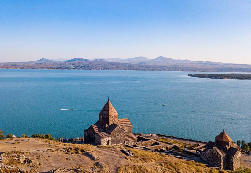 Armenia. Sevan-sjøen og Sevanavank-klosteret. Foto