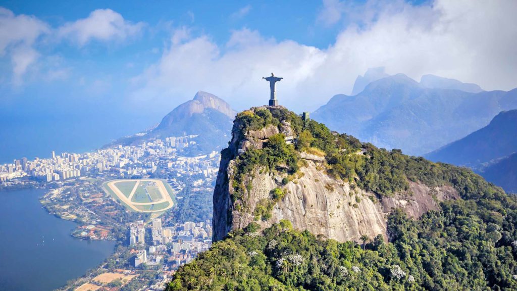 Brasil. Rio e Janeiro. Corcovado-toppen med Kristus-statue og panorama-utsikt over byen. Foto