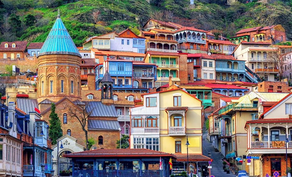 Georgia. Tbilisi. Tradisjonelle fargerike hus med balkonger. Foto