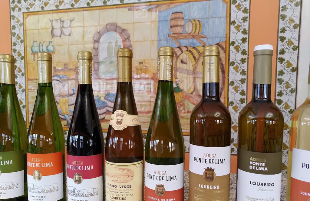 Portugisisk vin, vinho verde. Utvalg av viner fra Adega Cooperativa Ponte de Lima. Foto