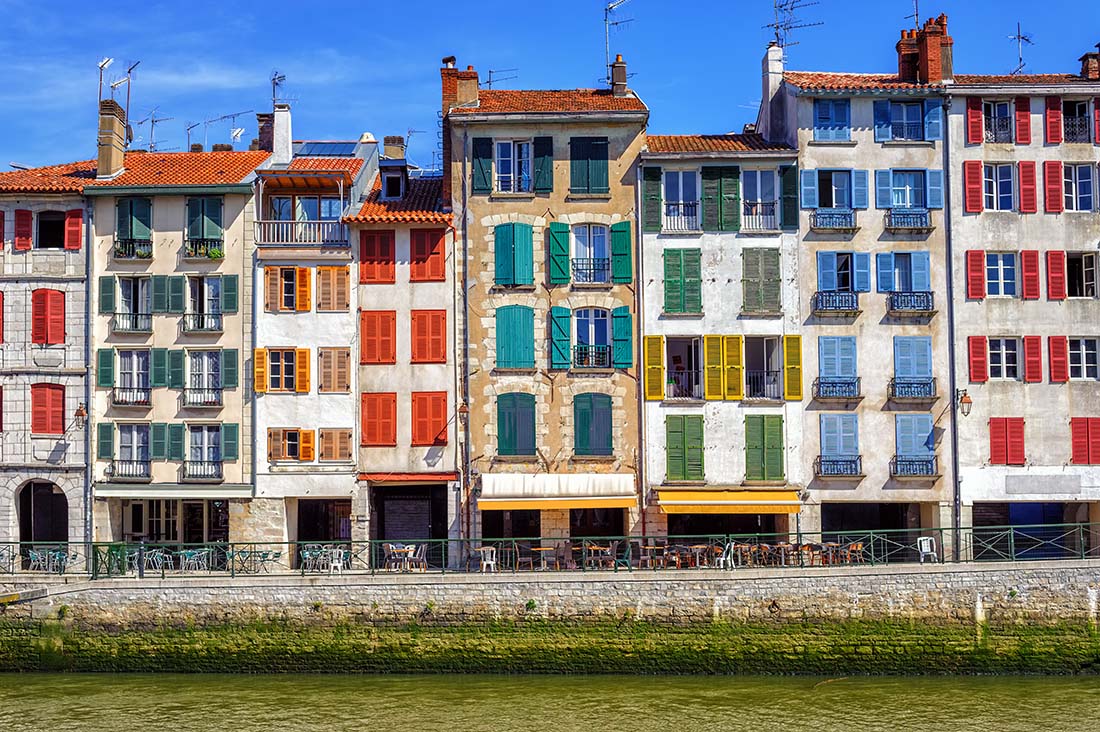 Frankrike. Baskerland. Bayonne. Typiske gamle hus med fargerike fasader. Foto