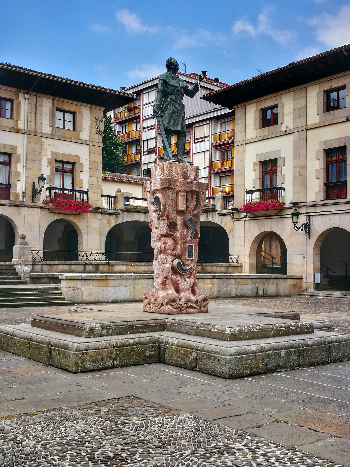 Spania. Gernika. Monumentet til Tello de Castilla - grunnleggeren av Gernika på Foru-plassen. Foto