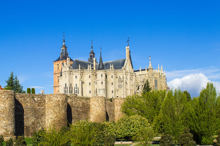 Spania. Astorga. Gaudi-palasset og katedralen bak den romerske muren (foto)