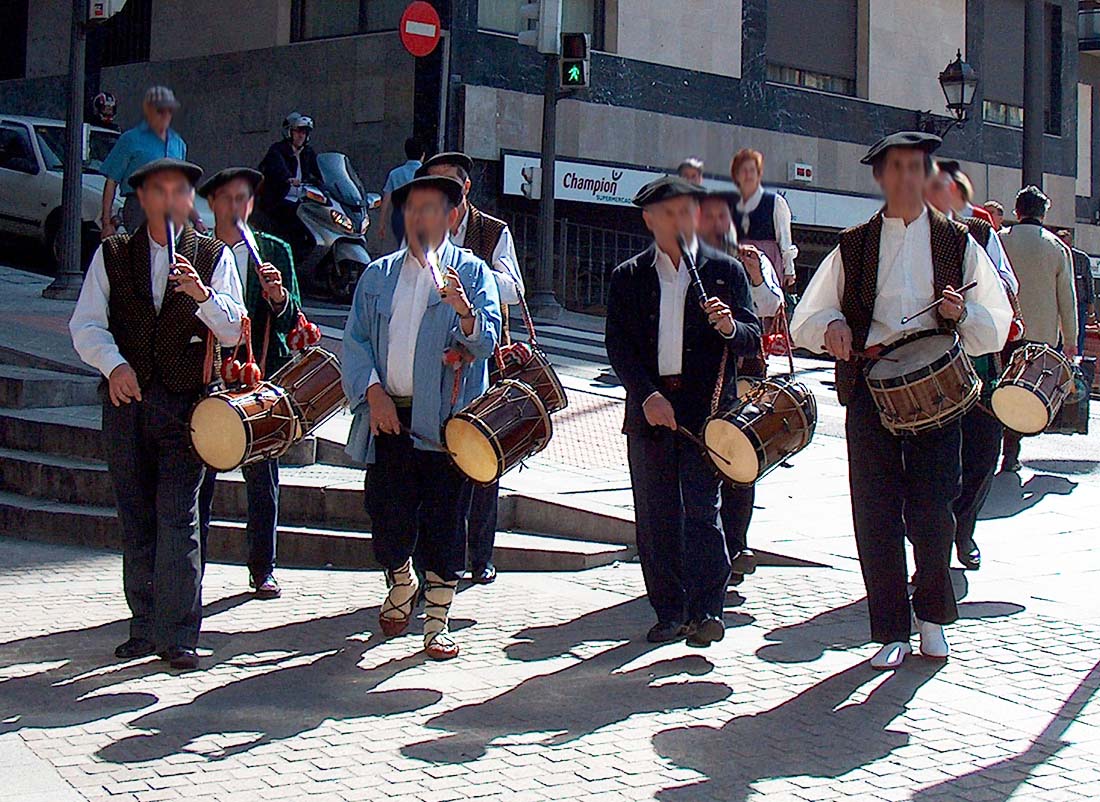 Spania. Baskerland. Baskiske trommere i Bilbao. Foto