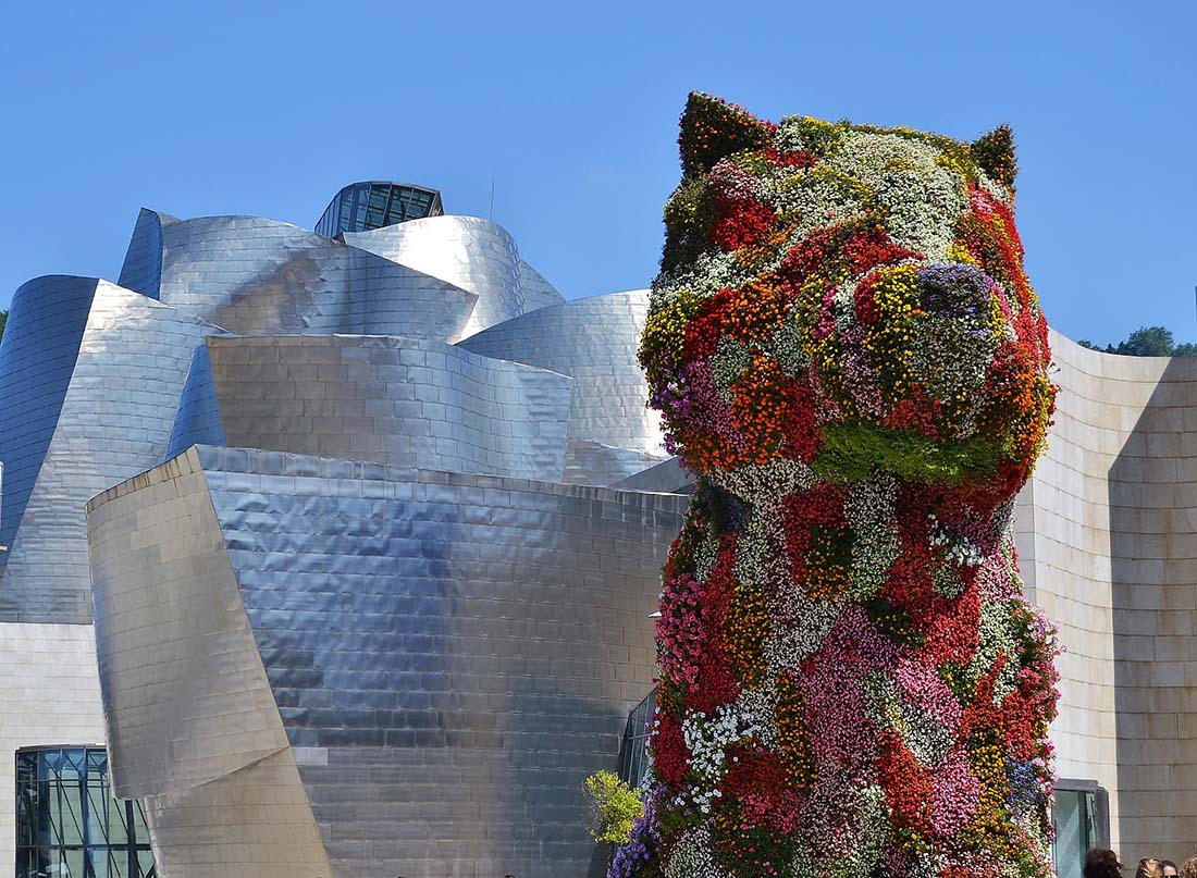 Spania. Baskerland. Bilbao. Guggenheim-museet, blomsterinstallasjon 