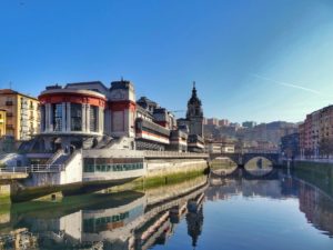 Spania. Bilbao. Utsikt til gamlebyen fra Nervion-elven. Foto