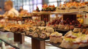 Spania. Baskerland. Bardisk med baskiske pintxos. Foto