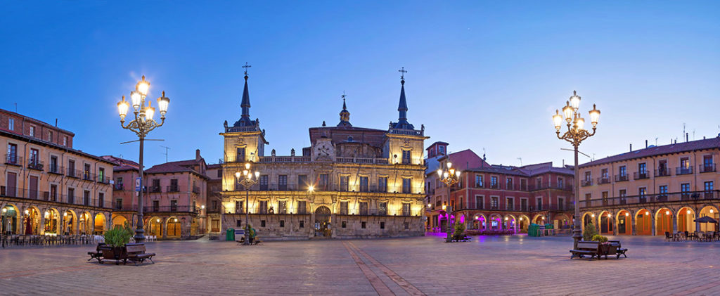 Spania. León. Plaza Mayor om kvelden. Foto
