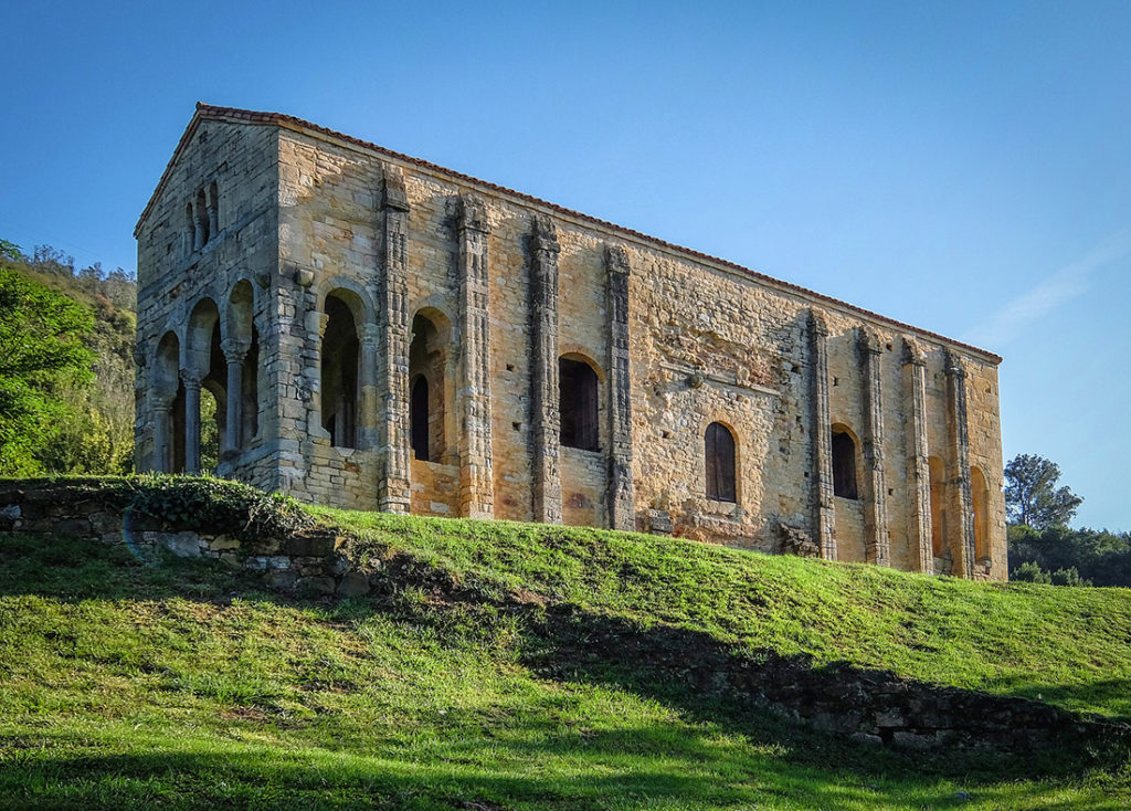 Spania. Asturias. Oviedo. Romansk kirke Santa María del Naranco. Foto