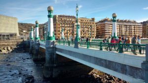 Spania. San Sebastian. Den modernistiske Zurriola-bro. Foto