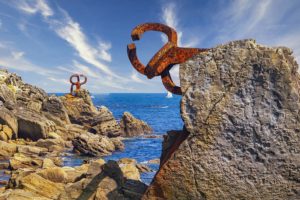 Spania. San Sebastian. Den emblematiske skulpturen Peine del Viento. Foto