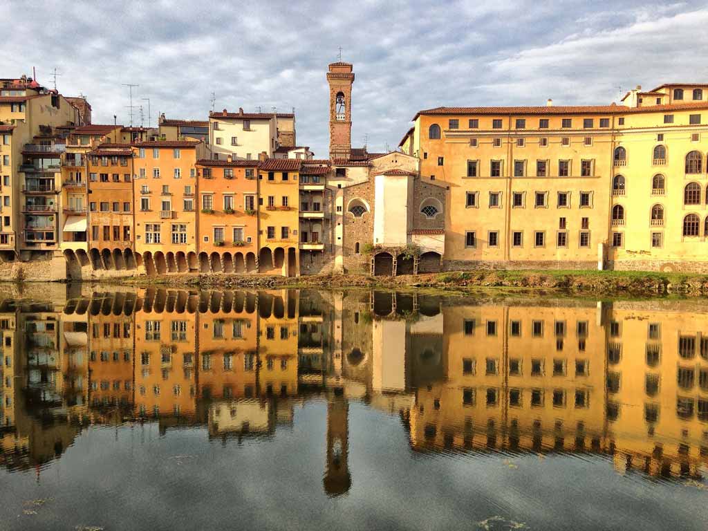 Italia. Firenze. Historiske bygninger ved Arno-elven. Foto
