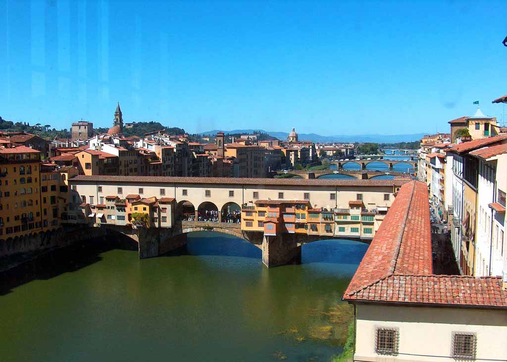 Italia. Firenze. Den gamle broen Ponte Veccio over Arno-elven. Foto