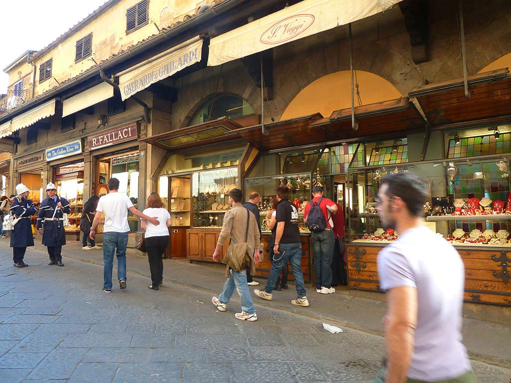 Italia. Firenze. Butikker på den gamle brua Ponte Vecchio. Foto