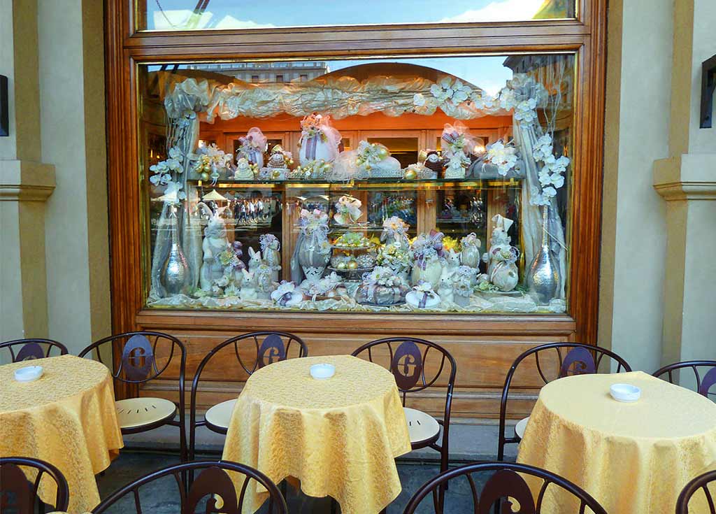 Italia. Firenze. Kafé på Piazza della Republica. Foto