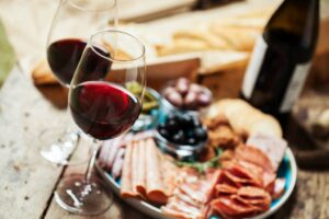Vinsmaking. Rødvin og tradisjonelle snacks.
