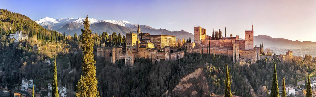 Spania. Andalucia. Granada. Panoramautsikt mot Alhambra-slottet. Foto
