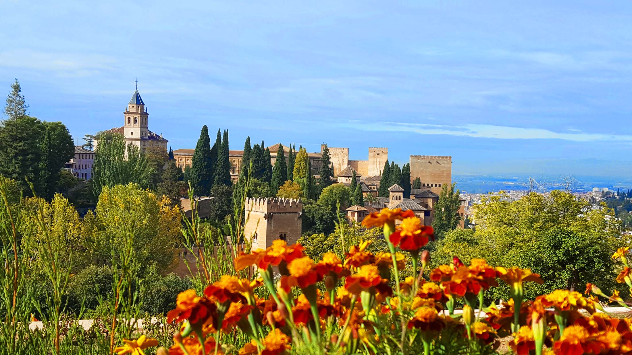 Spania. Andalucia. Utsikt mot Alhambra-slottet i Granada. Foto