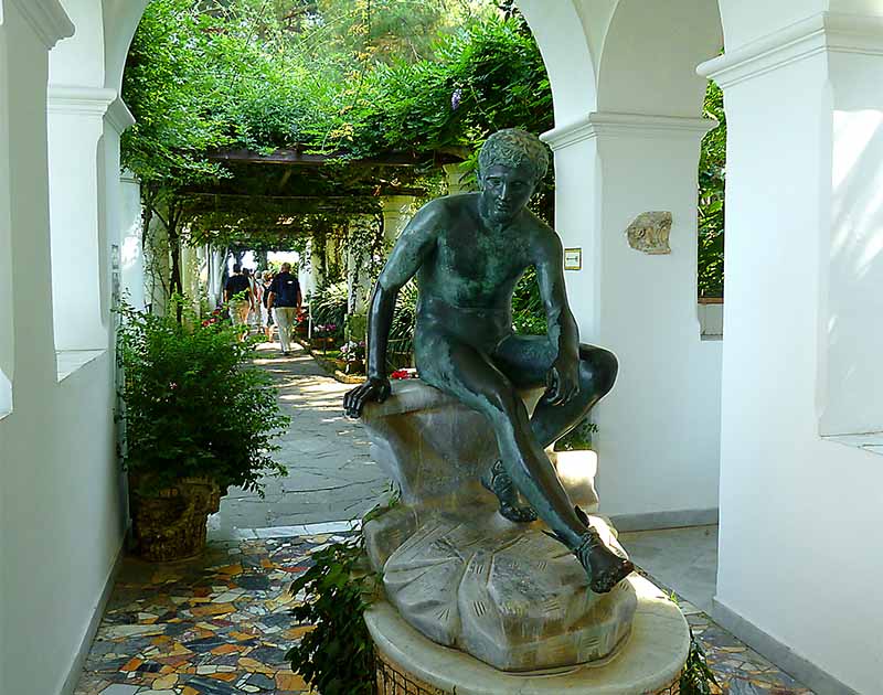 Italia. Capri. Antikkskulptur i Villa San Michele. Foto
