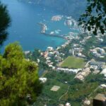 Italia. Capri. Utsikt mot havet og havnen fra Villa San Michele. Foto