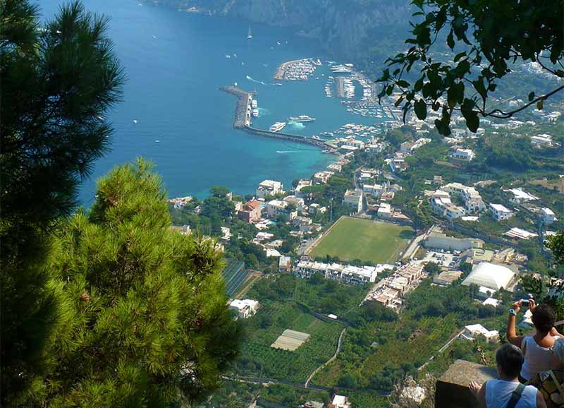 Italia. Capri. Utsikt mot havet og havnen fra Villa San Michele. Foto
