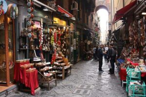 Italia, Napoli, Spaccanapoli - populær handlegate (foto)