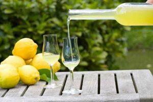Italia. Typiske sitronlikør Limoncello