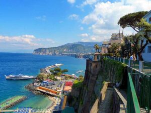 Italia. Sorrento, utsikt mot havn (foto)