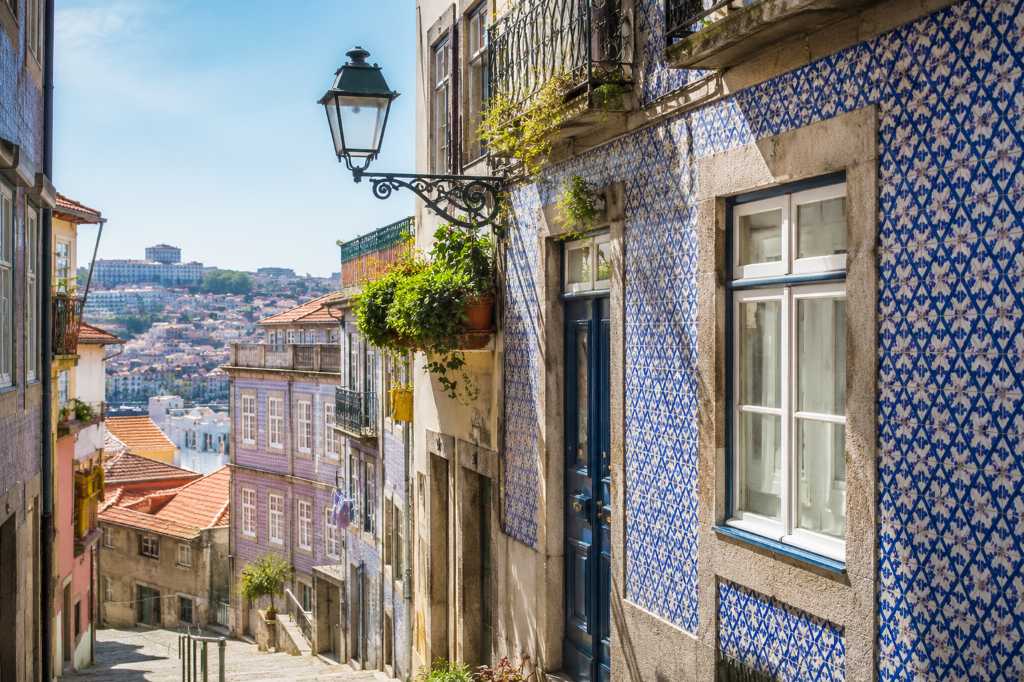 Portugal. Porto. Gate med typiske hus med fliser på fasadene.