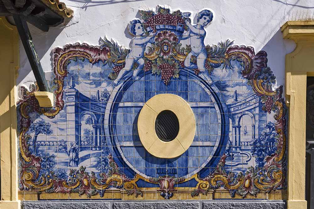 Portugal. Azeitao. Fliser på fasaden til historiske vingården Jose Maria Fonseca