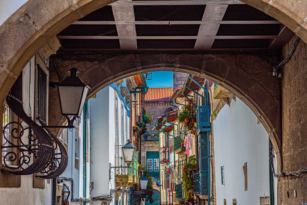 Portugal. Guimaraes. Typisk gate i gamlebyen. Foto