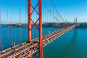 Portugal. Lisboa. Hengebroen over elven Tejo.