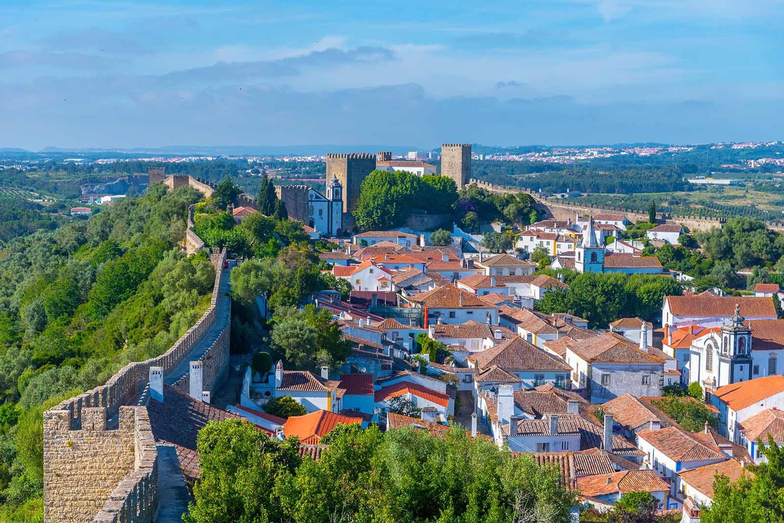 Portugal. Obidos. Oversikt over landsbyen med godt bevarte bymuren og borgen.