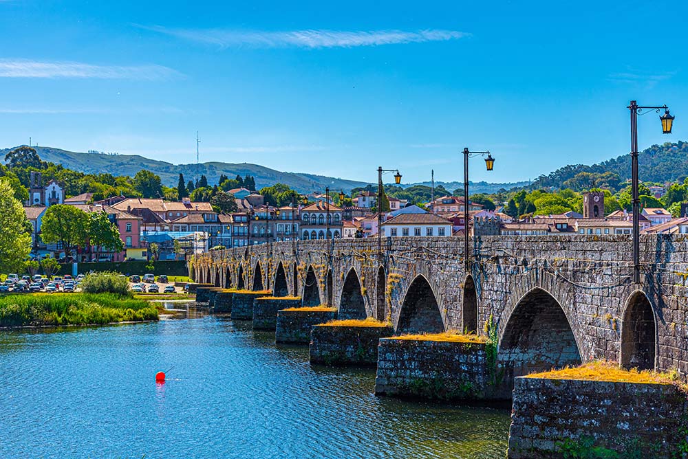 Portugal. Ponte de Lima. Gammel bro over elven Lima. Foto