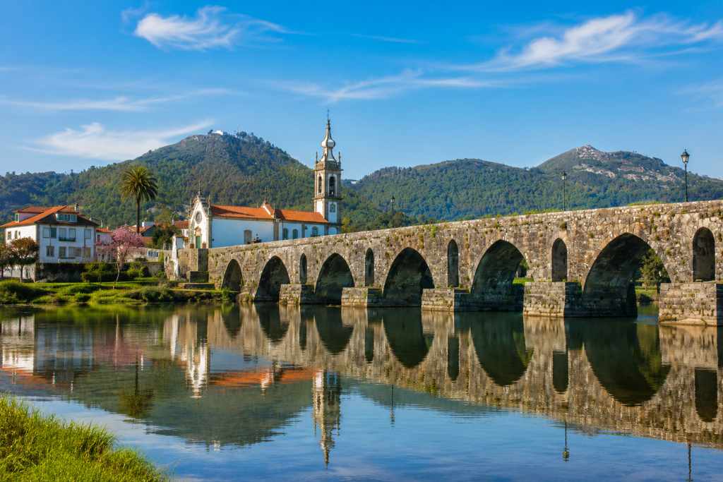 Portugal. Ponte de Lima. Broen over Lima-elven.
