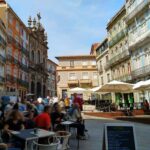 Portugal. Porto En gate i med utekafeer. Foto