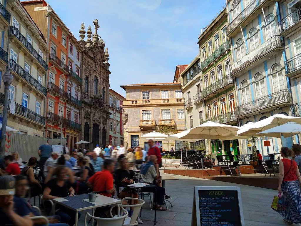 Portugal. Porto En gate i med utekafeer. Foto