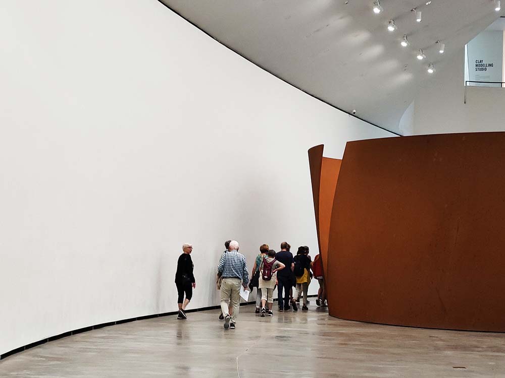 Spania. Bilbao. Guggenheim museum. En gruppe på omvisning i museet.