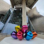 Spania. Bilbao. Skulpturen Tulips med Guggenheim museum i bakgrunn.
