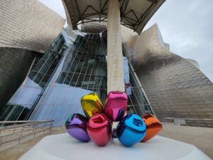 Spania. Bilbao. Skulpturen Tulips med Guggenheim museum i bakgrunn.