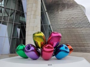 Spania. Bilbao. Skulpturen Tulips med Guggenheim museum i bakgrunn.